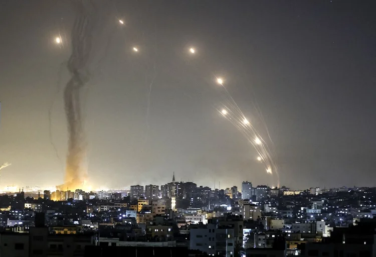 FOTO DE ARQUIVO: Foguetes são lançados em direção a Israel da Cidade de Gaza, controlada pelo movimento palestino Hamas, em 11 de maio de 2021.  (MAHMUD HAMS/AFP)