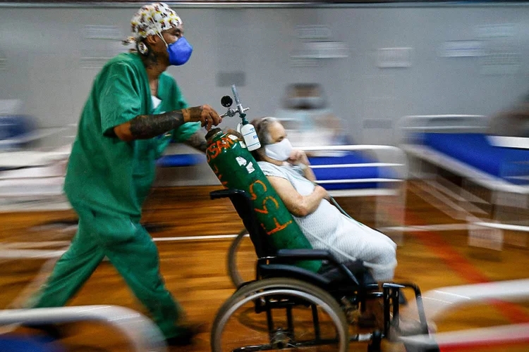 Um paciente COVID-19 é tratado em um hospital instalado em uma academia de esportes, em Santo André, estado de São Paulo, Brasil, em 26 de março de 2021. (MIGUEL SCHINCARIOL/Getty Images)