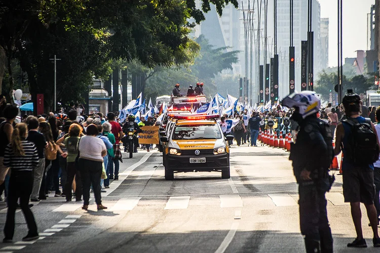 Cortejo levando o corpo do ex-prefeito de São Paulo, Bruno Covas, passa pela avenida Paulista (Ronaldo Silva/Futura Press/Estadão Conteúdo)