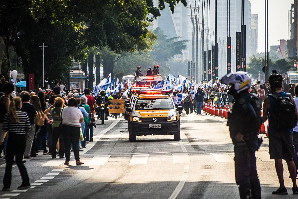 Cortejo levando o corpo do ex-prefeito de São Paulo, Bruno Covas, passa pela avenida Paulista (Ronaldo Silva/Futura Press/Estadão Conteúdo)
