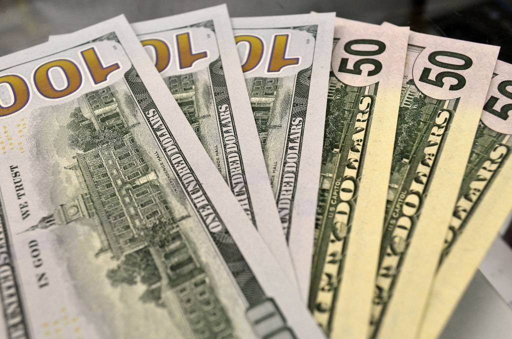 Dólar hoje: abre em queda após declarações de Lagarde e Powell