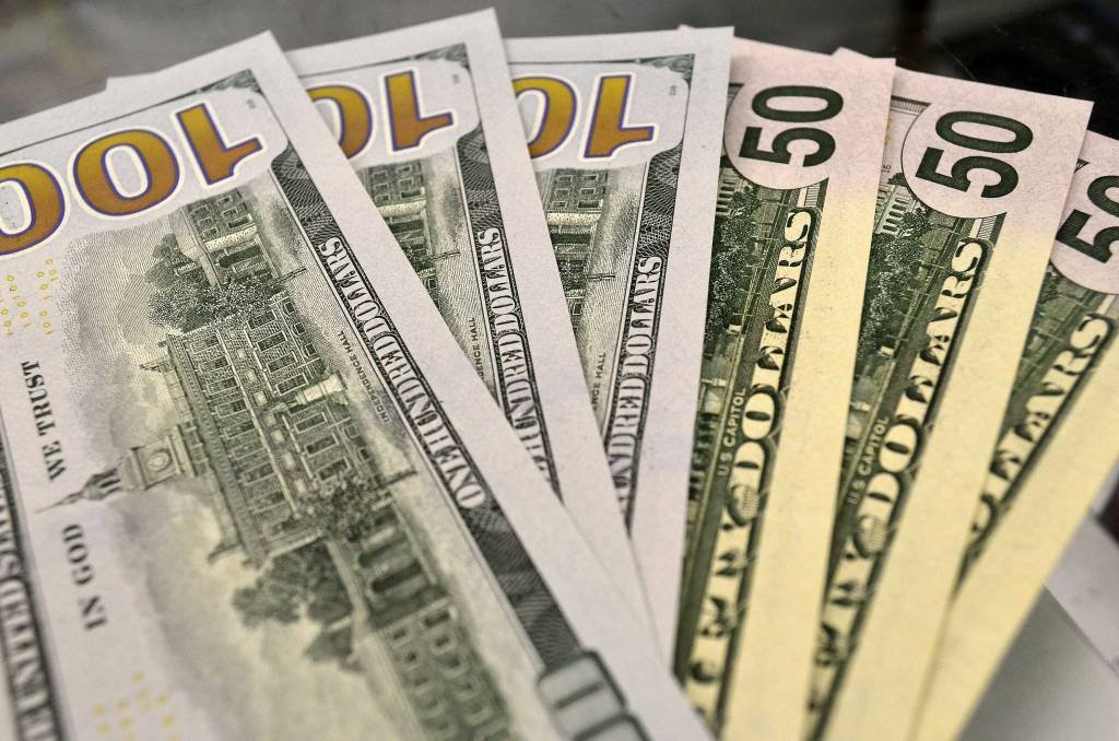 Dólar fecha em R$ 5,05. Saiba por que a moeda americana caiu tanto hoje