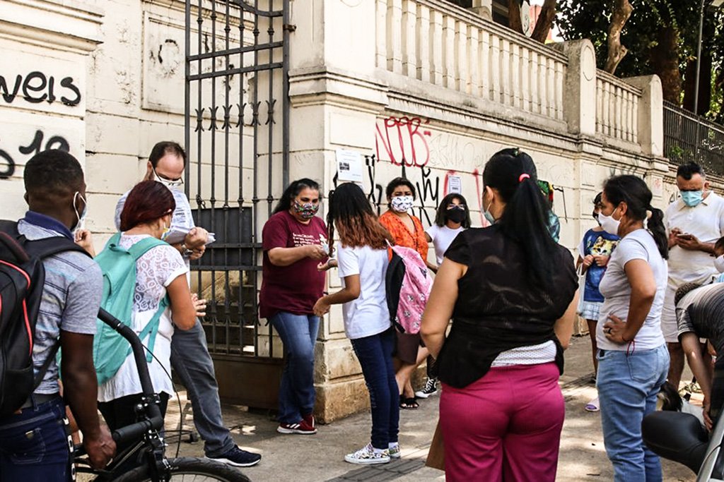 Justiça de SP determina volta de professores só após vacinação completa