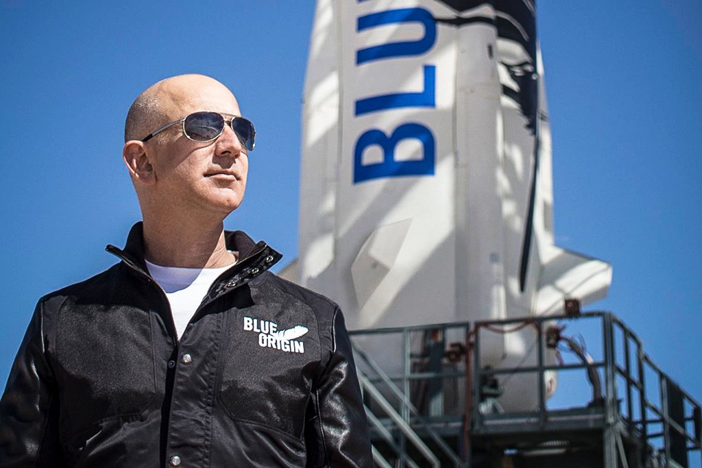 Bezos em frente à espaçonave: viagem programada para 20 de julho (Blue Origin/Divulgação)