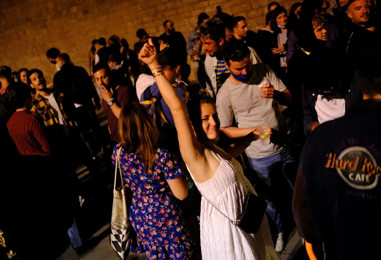 Pessoas celebram fim do toque de recolher nas ruas de Barcelona (Nacho Doce/Reuters)