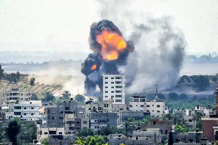 Explosão destrói prédio no bairro residencial de Rimal, na Cidade de Gaza, em 20 de maio de 2021, durante o bombardeio israelense no enclave controlado pelo Hamas (BASHAR TALEB/AFP)
