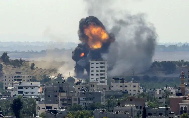 Explosão destrói prédio no bairro residencial de Rimal, na Cidade de Gaza, em 20 de maio de 2021, durante o bombardeio israelense no enclave controlado pelo Hamas (BASHAR TALEB/AFP)