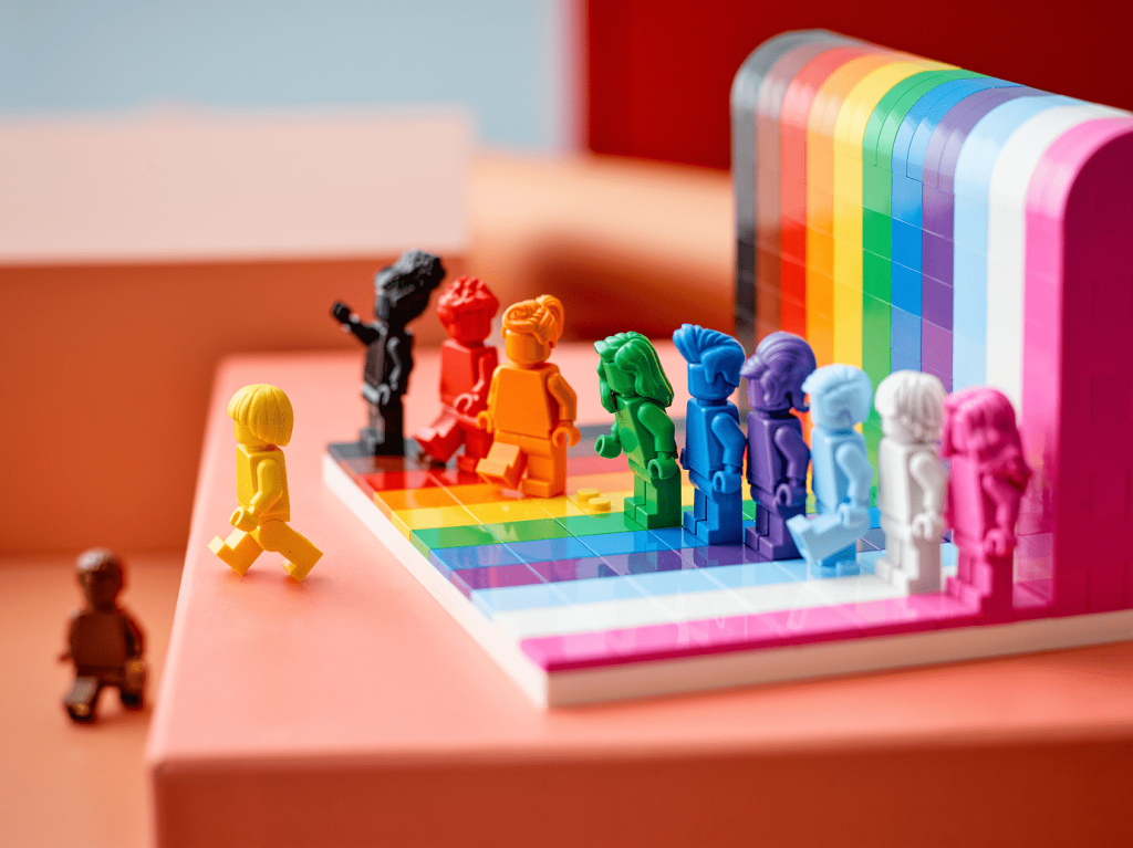 Lego lança versão LGBT+, sem gênero e que monta arco-íris