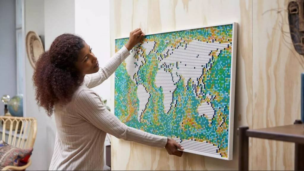 Lego lança mapa-múndi com 11 mil peças que vira um quadro na sua parede