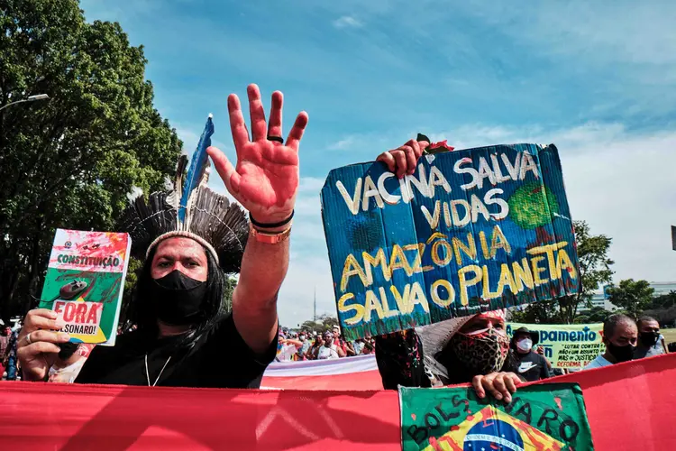 Manifestação contra o governo Bolsonaro em Brasília: para evitar críticas por causa das aglomerações, muitas publicações recomendam medidas de segurança para evitar o contágio de covid-19, como o uso de máscaras (Gustavo Minas/Getty Images)
