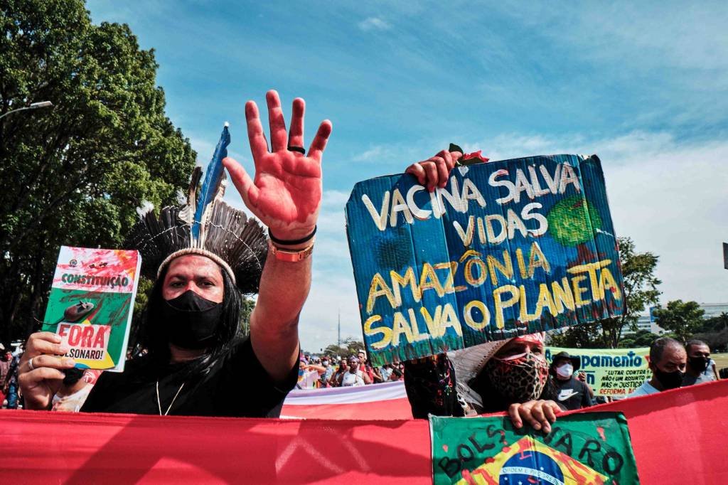 Em dia de protestos, políticos mobilizam bases contra e pró-Bolsonaro