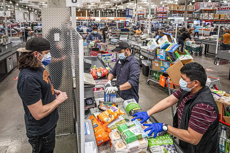 Uso de máscaras por vacinados divide empresas nos EUA (Costco Wholesale Corp/Bloomberg)