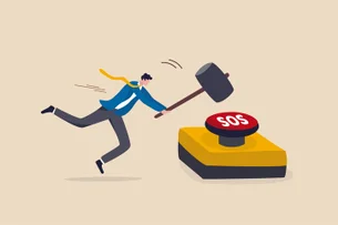 O que é o risco de duration mismatch em fundos de pensão e como ele pode afetar a solvência?