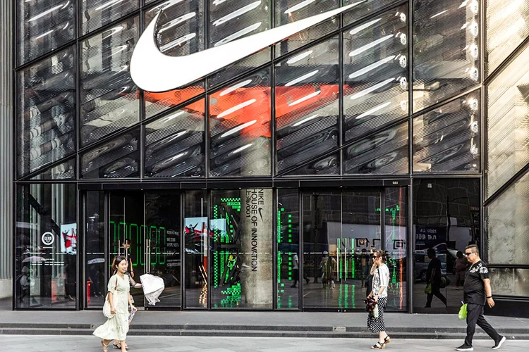 Em meio à mudança de liderança, Nike reportou queda de 10% nas vendas. (Qilai Shen/Bloomberg)