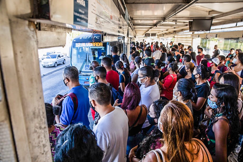 Passageiros esperam por ônibus em plataforma no Rio de Janeiro (Fernando Souza/Picture Alliance/Getty Images)