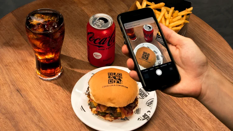 Dia do Hambúrguer: Coca-Cola e hambugueria Just Burguer criam lanche com QR Code para doações (Coca-Cola/Divulgação)