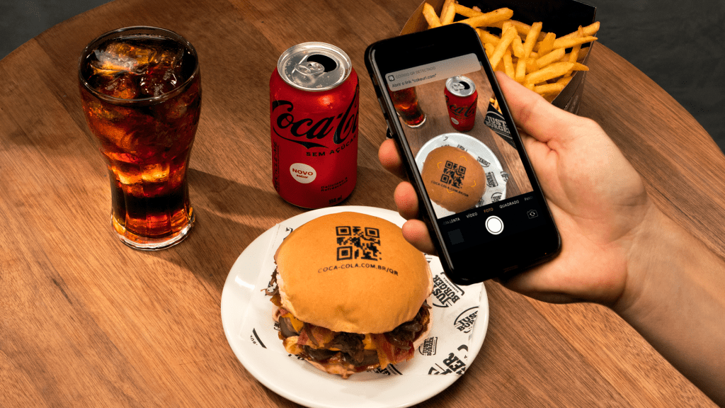 Dia do Hambúrguer: Coca-Cola cria lanche com QR Code em ação contra a fome