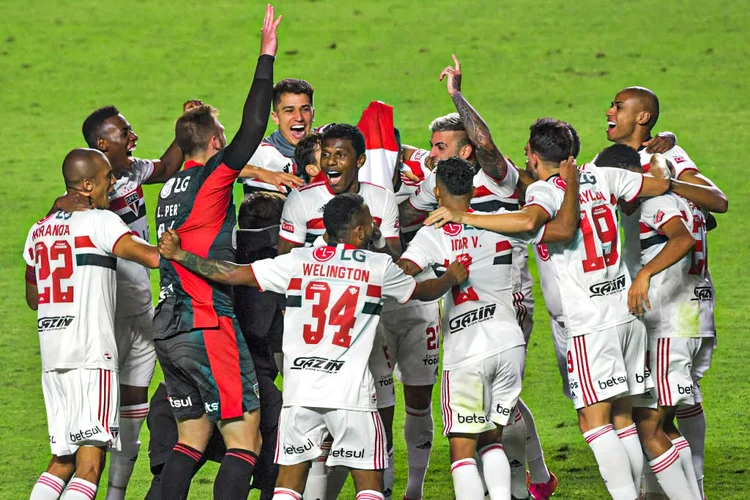 Celebração dos jogadores do São Paulo após vencer o Palmeiras no Campeonato Paulista (NELSON ALMEIDA / Colaborador/Getty Images)
