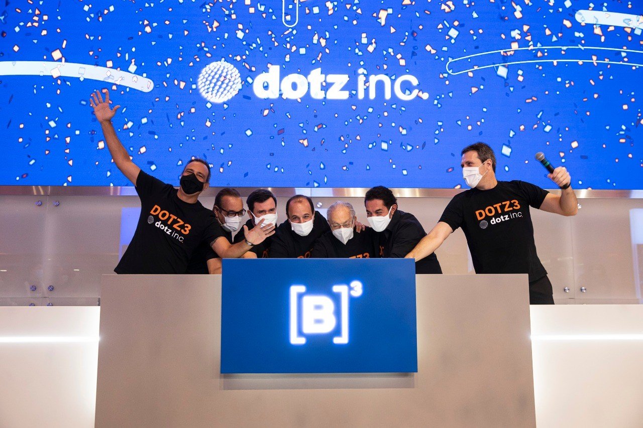 Dotz sobe até 13,6% em estreia na bolsa, mas fecha estável