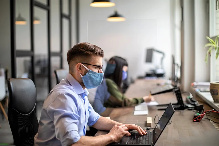 Jovens querem que os decisores políticos incentivem o consumo sustentável e penalizem a produção que não é. (Luis Alvarez/Getty Images)