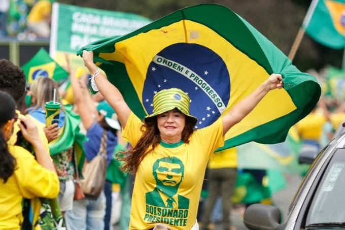 Bolsonaro posta vídeo de aglomeração e agradece manifestações de sábado