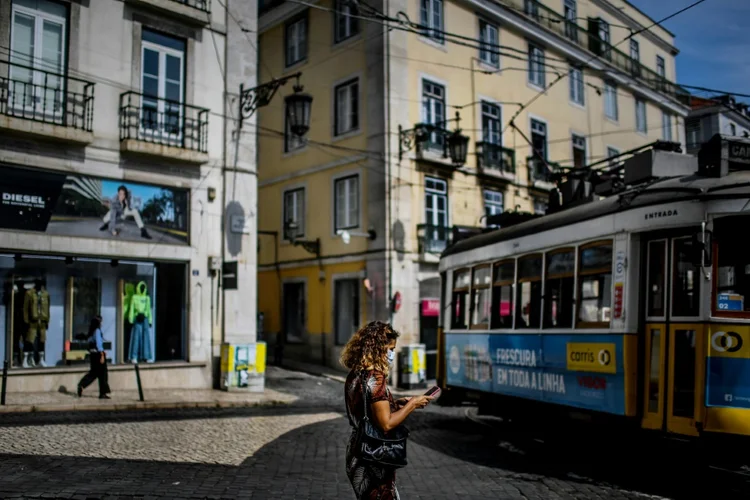 Moradora de Lisboa de máscara em 22 de setembro de 2020

 (Agência France-Presse/AFP)