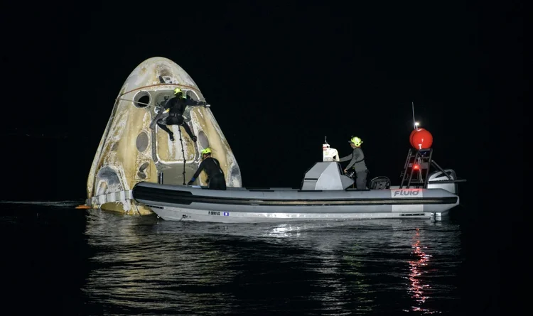 A cápsula Crew Dragon da SpaceX com quatro astronautas foi recuperada no Golfo do México (Agência France-Presse/AFP)