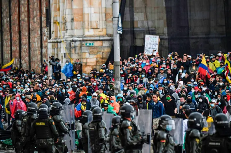 Manifestantes enfrentam a polícia durante manifestação contra a reforma tributária proposta pelo presidente colombiano Ivan Duque, em Bogotá (AFP/AFP)