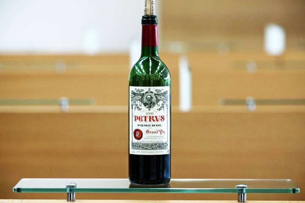 Vinho maturado no espaço deve ser vendido por mais de US$ 1 milhão
