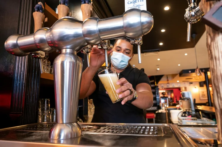 Restaurantes se preparam para reabrir na França com dificuldades por falta de funcionários. (Joseph Schmid/AFP)