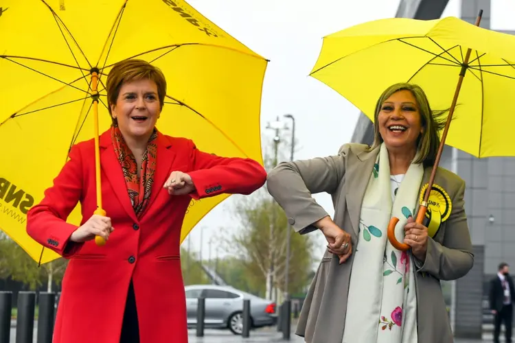 primeira-ministra escocesa Nicola Sturgeon (esq.) parabeniza correligionária Kaukab Stewart (dir.) por lugar no parlamento escocês, em maio (AFP/AFP)