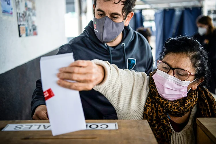 Chile: a votação para escolher 155 cidadãos para reescreverem a Constituição nasceu dos protestos intensos contra a desigualdade e o elitismo que irromperam em outubro de 2019 (AFP/AFP)