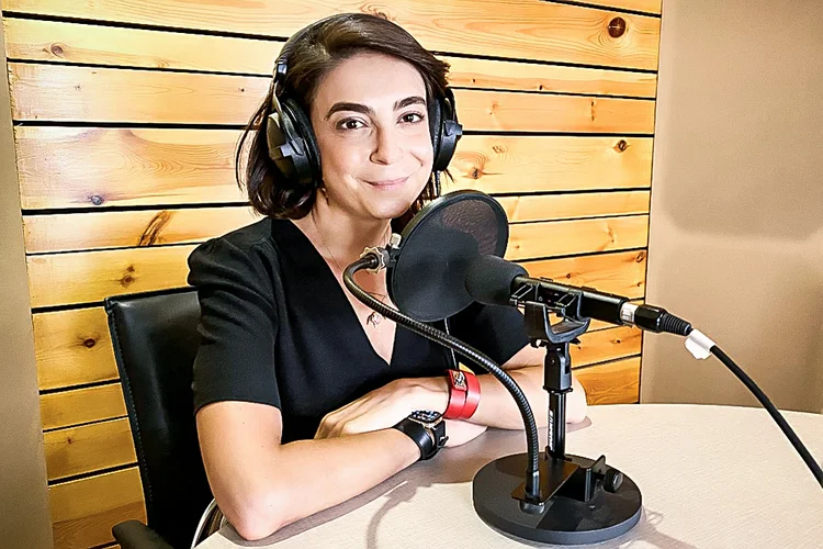 Foto divulgada pela "Hakawati Network" da doutora Sandrine Attallah durante a gravação do podcast "Haki Sarih" em Beirute (Sandrine Attallah/AFP)