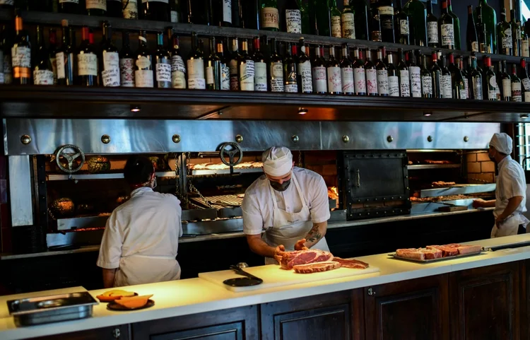 Chef prepara carne no restaurante Don Julio, Palermo, Buenos Aires. (Nina Negron/AFP)