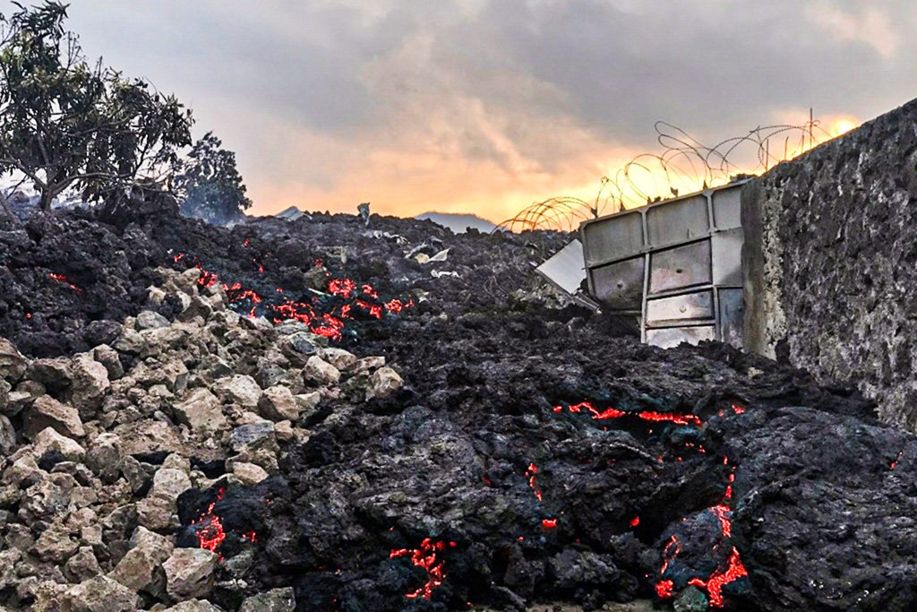 Rio de lava para a metros de cidade congolesa após erupção