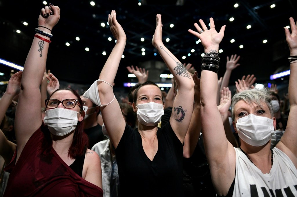 França faz primeiro "show teste" com 5.000 pessoas e máscaras