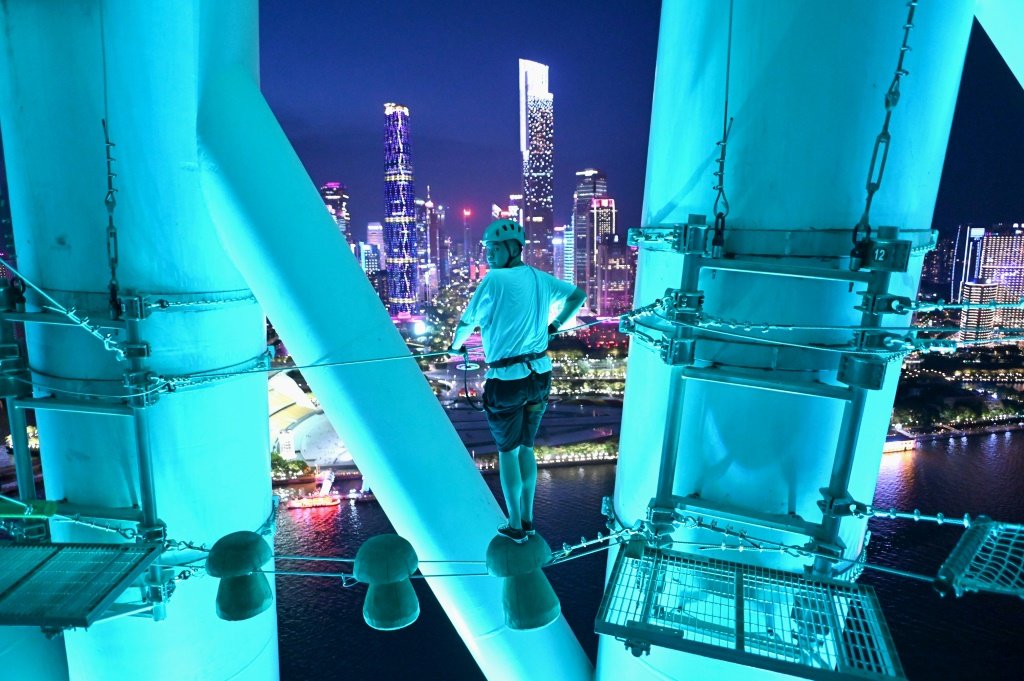 Escalar torre de 57 andares na China, a atração aos que buscam adrenalina