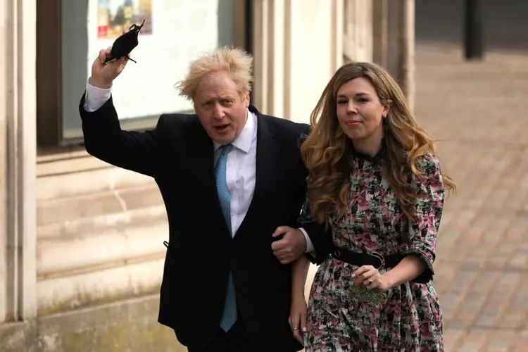 O primeiro-ministro britânico, Boris Johnson, e sua esposa Carrie Symonds, em Londres, em 6 de maio de 2021 (AFP/AFP)
