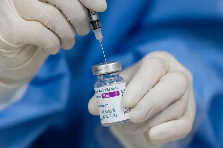 Vacinas: novas doses devem ser repassadas até a terceira semana de junho (SeongJoon Cho/Bloomberg)