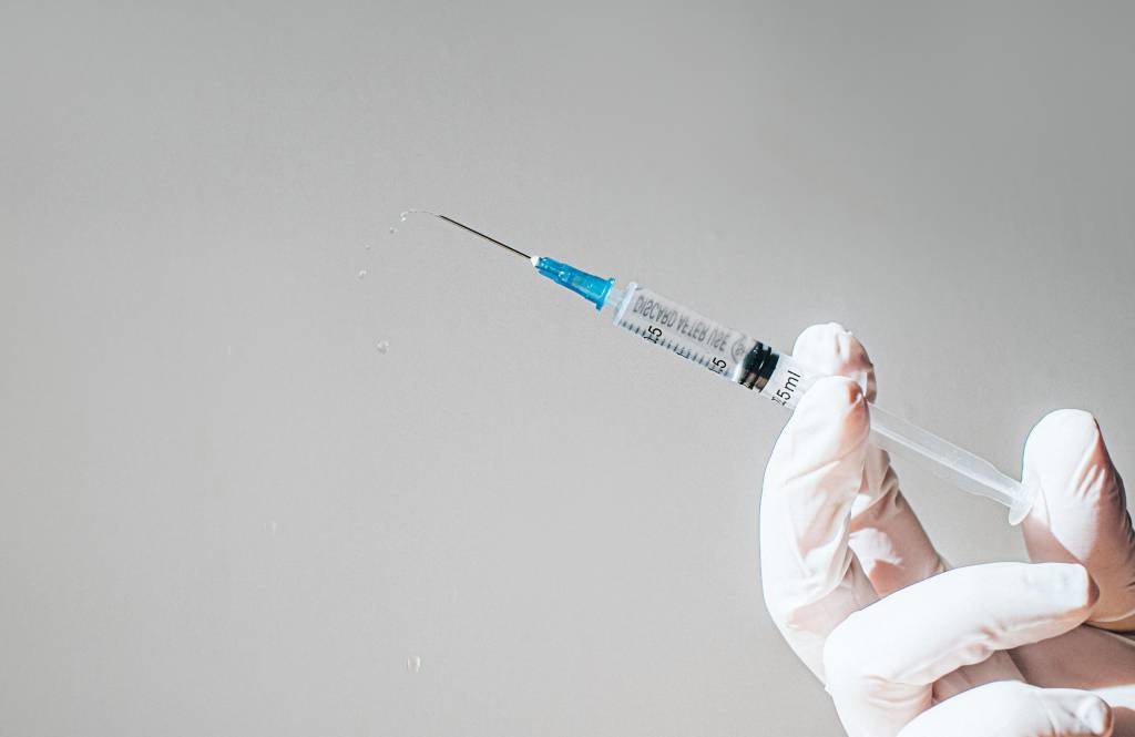 Vacina contra o coronavírus: vacinação em crianças causa polêmica em meio à falta de doses no mundo (Getty Images/Catherine Falls Commercial)