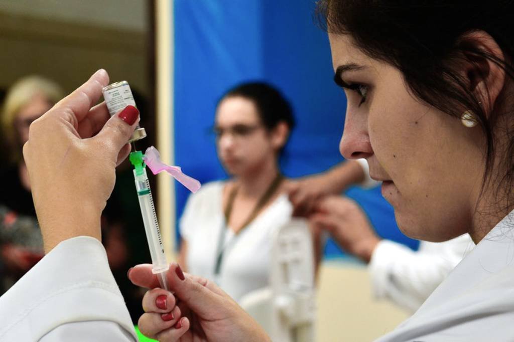 Prefeitura do Rio começa a vacinar pessoas sem comorbidades nesta segunda