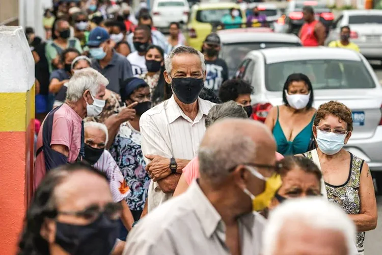 Pessoas em fila para vacinação no Brasil (Foto/Bloomberg)