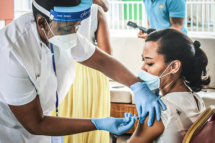 Covid-19: Novo estudo também ressalta possibilidade de doses de reforço no futuro, como a vacina da gripe (RASSIN VANNIER/Getty Images)