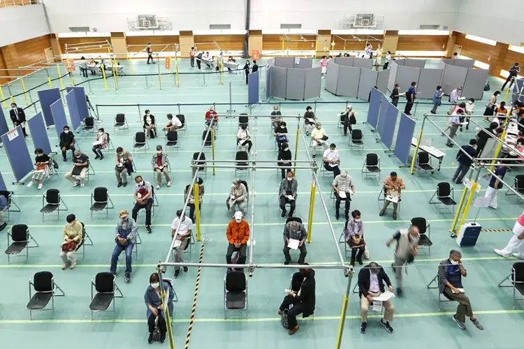 Japão abre dois centros de vacinação para acelerar campanha de imunização (STR / JIJI PRESS/AFP)