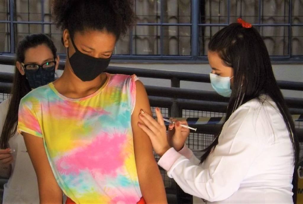 Justiça suspende vacinação contra covid-19 de adolescentes em Betim