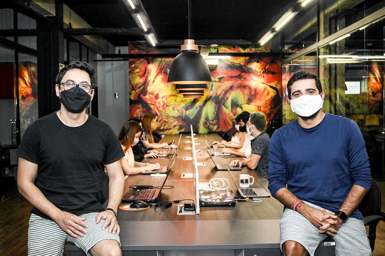 Thiago Amarante e Marlos Távora, fundadores da Chatbot Maker: empresa criou a Alexa das PMEs e agora recebeu aporte de R$ 1,5 milhão (Edimar Soares/Divulgação)