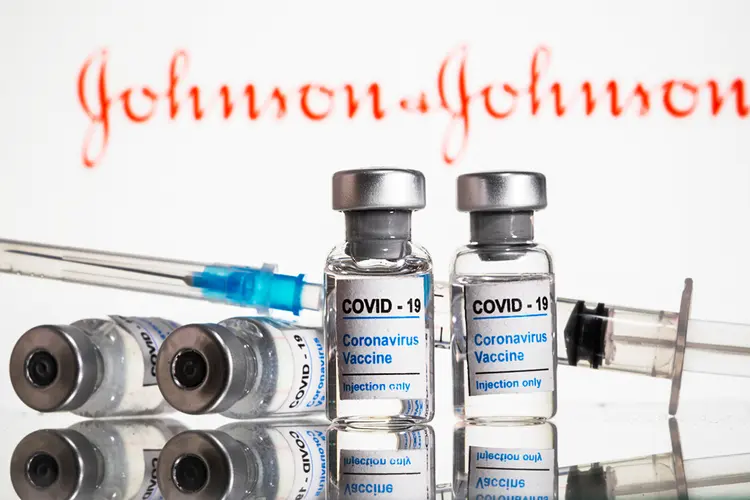 Johnson&Johnson: a vacina da Janssen requer a aplicação só de uma dose, o que facilita toda a logística de distribuição e de imunização (Dado Ruvic/Illustration/File Photo/Reuters)