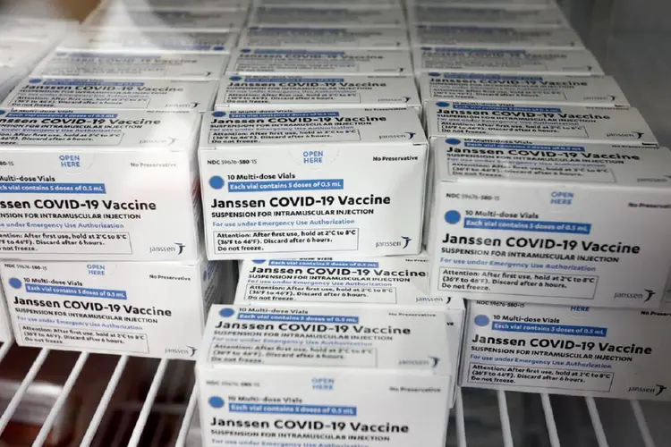 Vacina da Janssen contra covid-19: diferentemente das outras vacinas, o imunizante é administrado em dose única. (Eric Seals/Reuters)