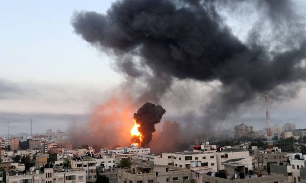 Israel bombardeia alvos do Hamas após ser atingido por balões incendiários