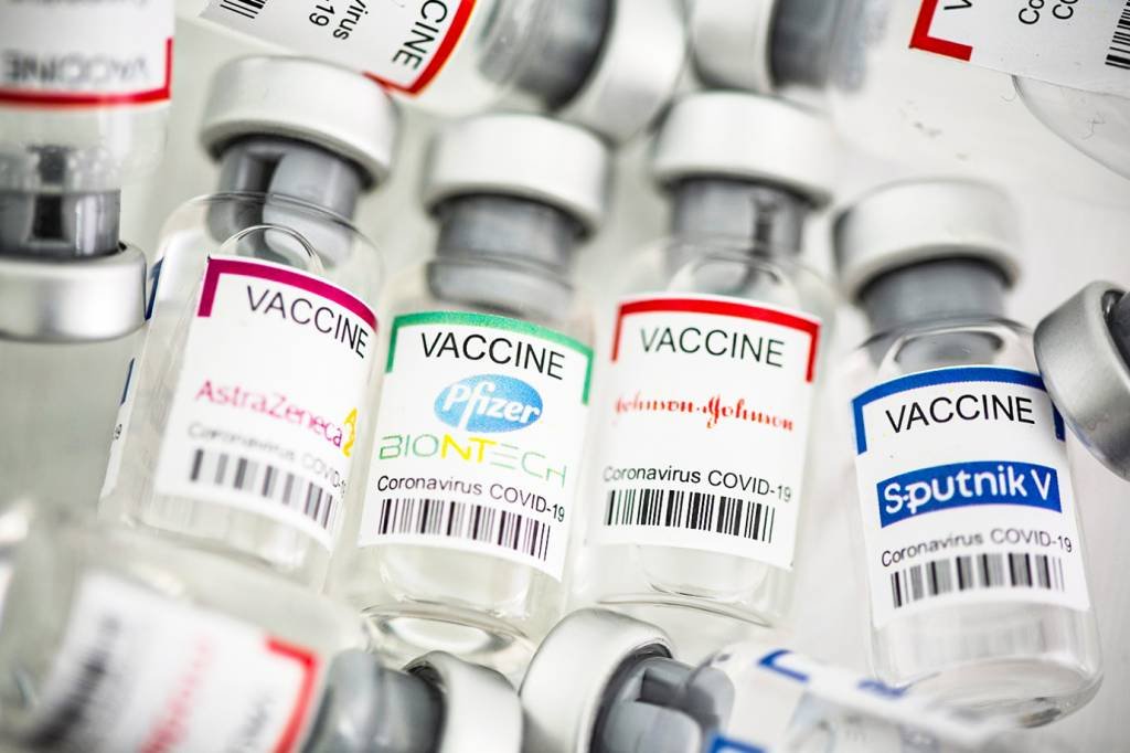 Frascos com etiquetas de vacinas contra a Covid-19 | Foto: Dado Ruvic/Reuters (Dado Ruvic/Reuters)